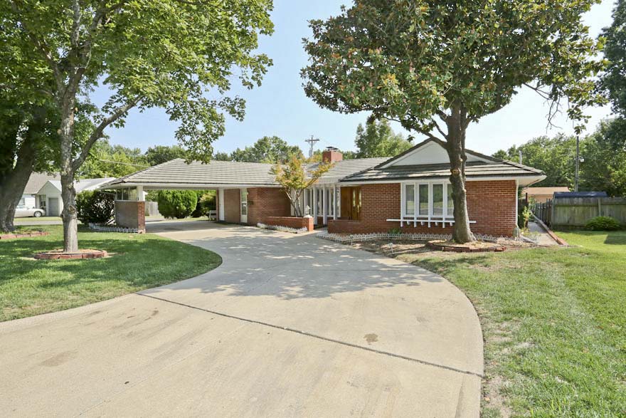 1819 E 12TH AVE, WINFIELD, KS 67156 McCurdy Real Estate & Auction