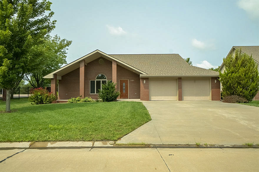101 Kingsway, HESSTON, KS 67062 McCurdy Real Estate & Auction