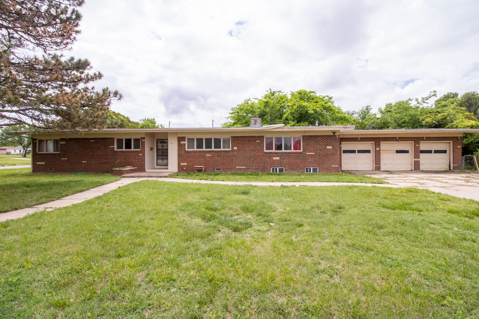 3915 E. 28th St. N., WICHITA, KS 67220 McCurdy Real Estate & Auction