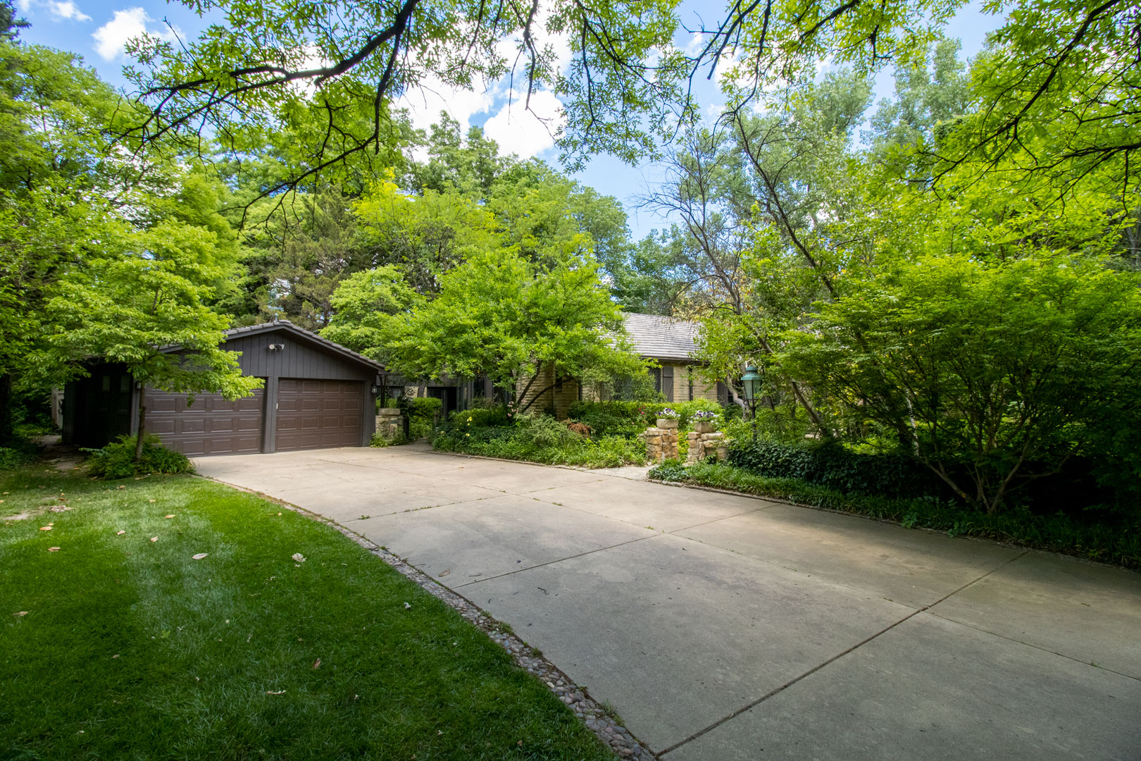 2 E. Lynwood Blvd., EASTBOROUGH, KS 67207 McCurdy Real Estate & Auction