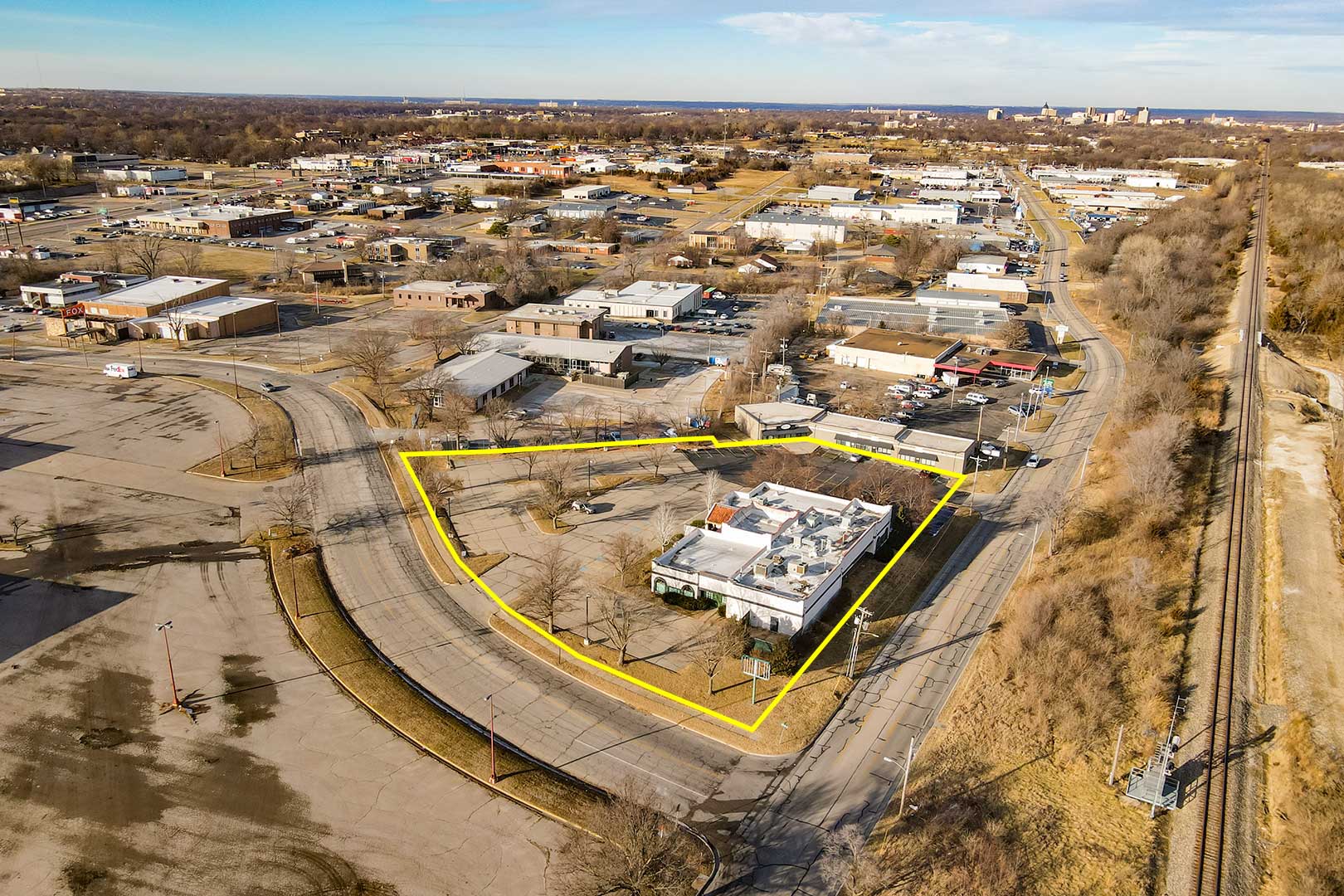 3425 S. Kansas Ave., TOPEKA, KS 66611 McCurdy Real Estate & Auction