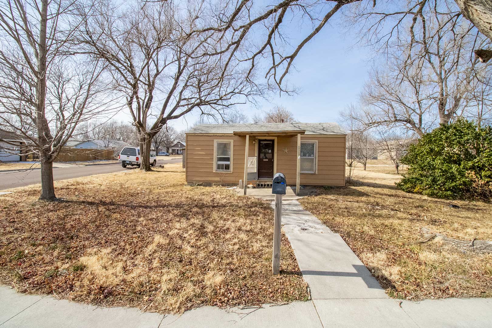 902 N. Cottonwood, IOLA, KS 66749 McCurdy Real Estate & Auction