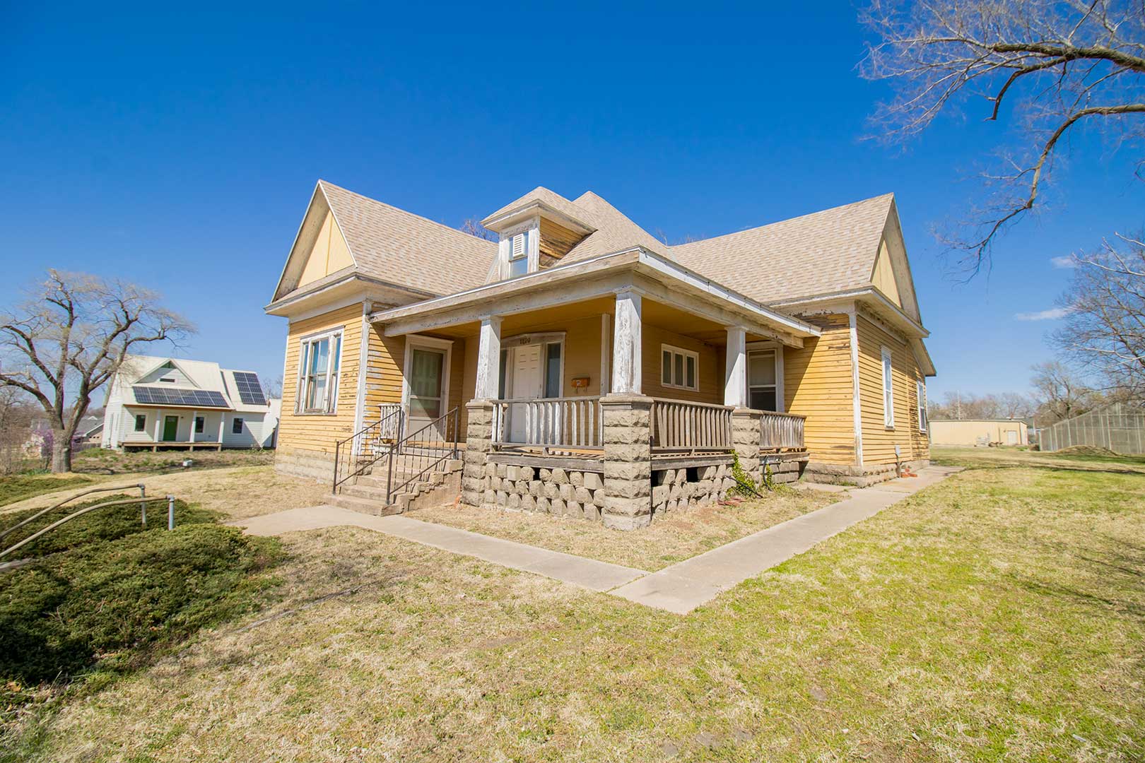 1120 N. Pine St., NEWTON, KS 67114 McCurdy Real Estate & Auction