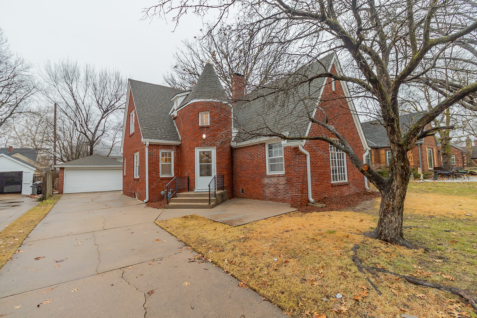 153 N. Parkwood Ln., WICHITA, KS 67208 McCurdy Real Estate & Auction
