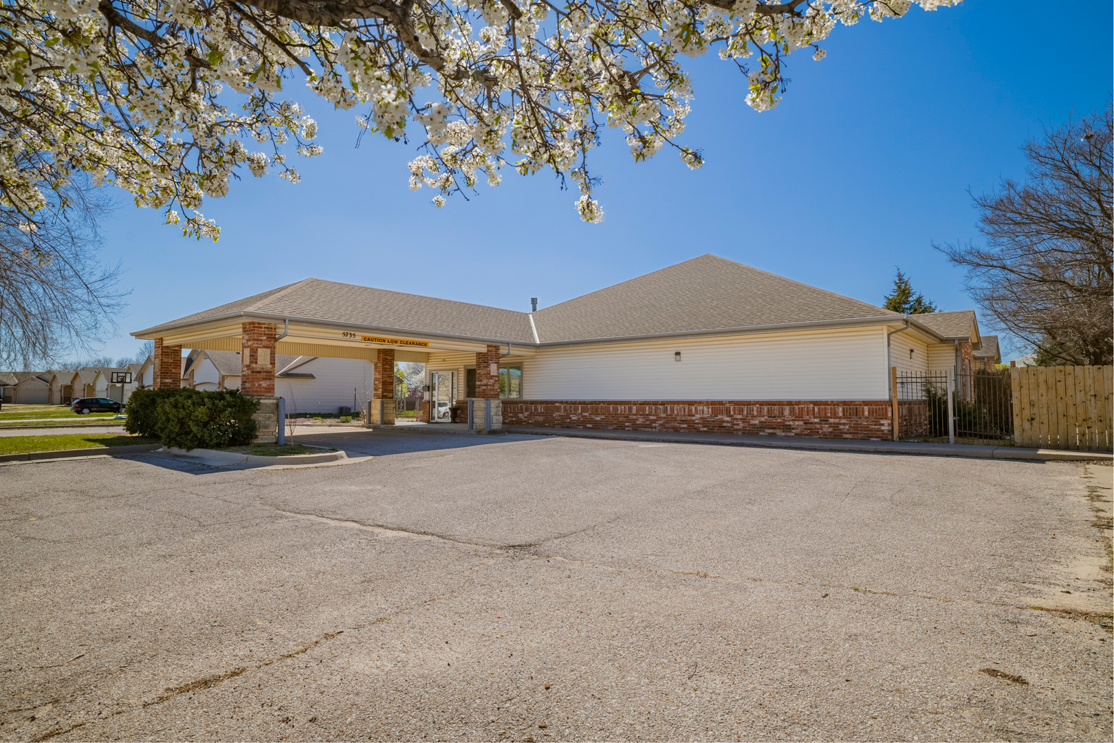 5735 W. MacArthur Rd., WICHITA, KS 67215 McCurdy Real Estate & Auction